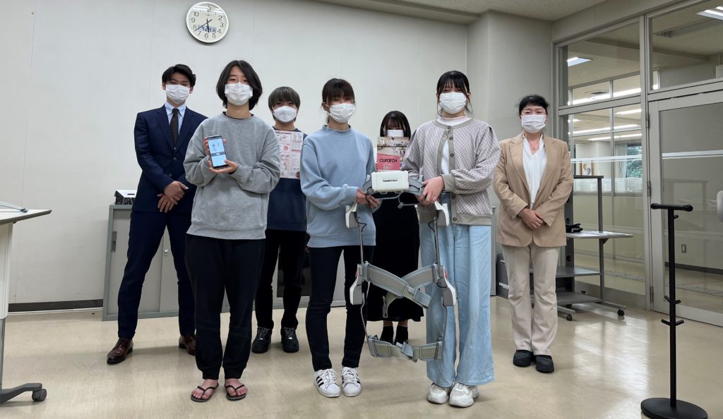東日本国際大学　健康福祉学部でのロボット講習会の記念写真